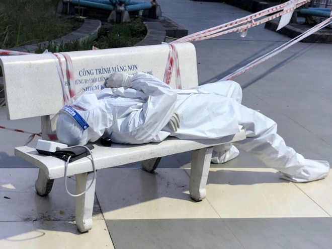 Sinh viên ngành y căng mình chống dịch: Sống là cho đi… ảnh 4