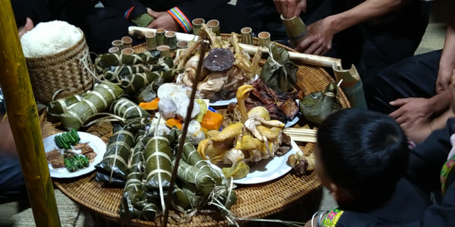 Mâm cỗ cúng của người Khơ Mú. (Ảnh: Minh Thu/Vietnam+) Độc đáo nghi lễ thiêng trong Tết Gơ rơ của người Khơ Mú ảnh 2