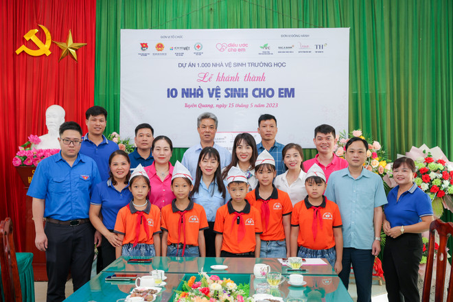 Lễ khánh thành 10 nhà vệ sinh đã được tổ chức sáng nay tại Tuyên Quang. (Ảnh: Minh Sơn/Vietnam+) Khánh thành 10 nhà vệ sinh trường học: Mang điều ước tới cho em ảnh 1