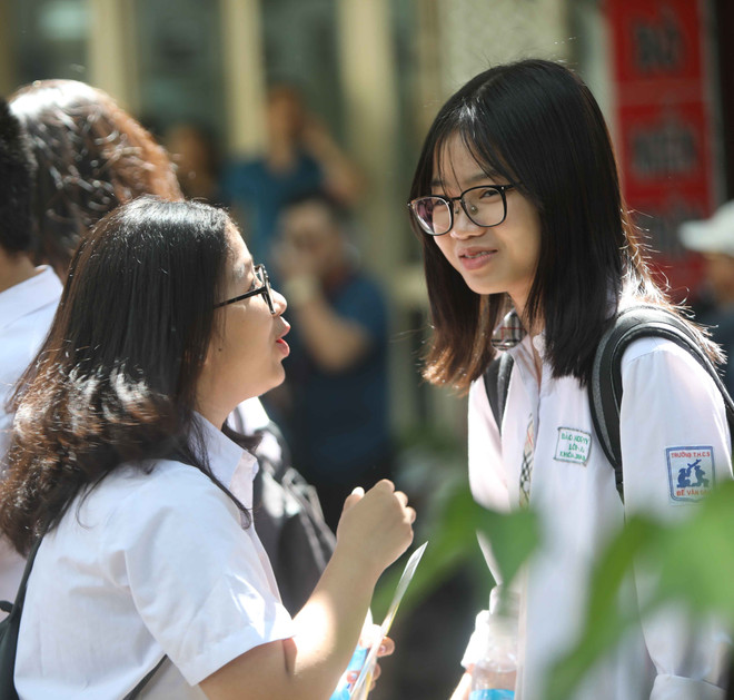 Thí sinh Hà Nội đã có kỳ thi vào lớp 10 không nhiều khó khăn. (Ảnh: Thanh Tùng/TTXVN) Đề môn Toán dễ, thí sinh Hà Nội cười rạng rỡ kết thúc kỳ thi lớp 10 ảnh 1