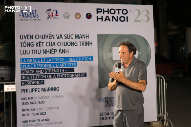 Nhiếp ảnh gia nổi tiếng người Pháp Philippe Marinig trong một sự kiện tại Photo Hanoi'23. (Ảnh: PV/Vietnam+) Photo Hanoi’23: Cơ hội quảng bá văn hóa Việt Nam ra thế giới ảnh 2