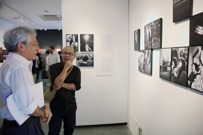 Biennale nhiếp ảnh đầu tiên của Thủ đô thu hút sự quan tâm của công chúng. (Ảnh: Minh Thu/Vietnam+) Photo Hanoi’23: Cơ hội quảng bá văn hóa Việt Nam ra thế giới ảnh 1