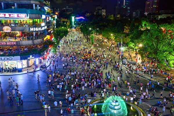 Phố đi bộ thu hút đông du khách. (Ảnh: Minh Sơn/Vietnam+) Nhìn lại “bức tranh” văn hóa đa sắc màu tại Hà Nội trong năm 2016 ảnh 1