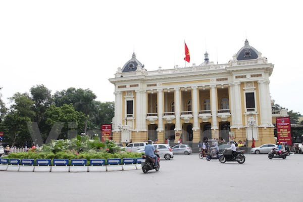 Nhà hát Lớn mở rộng cửa với các loại hình nghệ thuật truyền thống. (Ảnh: Doãn Đức/Vietnam+) Nhìn lại “bức tranh” văn hóa đa sắc màu tại Hà Nội trong năm 2016 ảnh 9