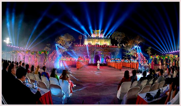 Quang cảnh bế mạc Festival Áo dài Hà Nội 2016. (Ảnh: TTXVN) Nhìn lại “bức tranh” văn hóa đa sắc màu tại Hà Nội trong năm 2016 ảnh 8