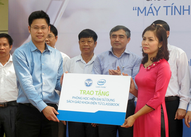 (Ban tổ chức trao tặng sách giáo khoa cho nhà trường) Học sinh miền núi học tiếng Anh với sách giáo khoa điện tử ảnh 1