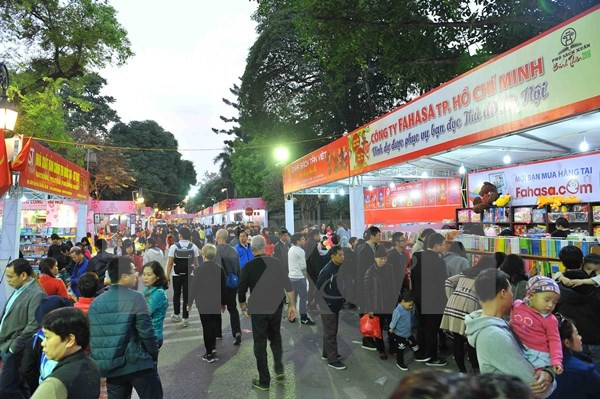 Phố sách Hà Nội Xuân Bính Thân thu hút sự chú ý của đông đảo độc giả. (Ảnh minh họa: TTXVN) Nhìn lại “bức tranh” văn hóa đa sắc màu tại Hà Nội trong năm 2016 ảnh 3