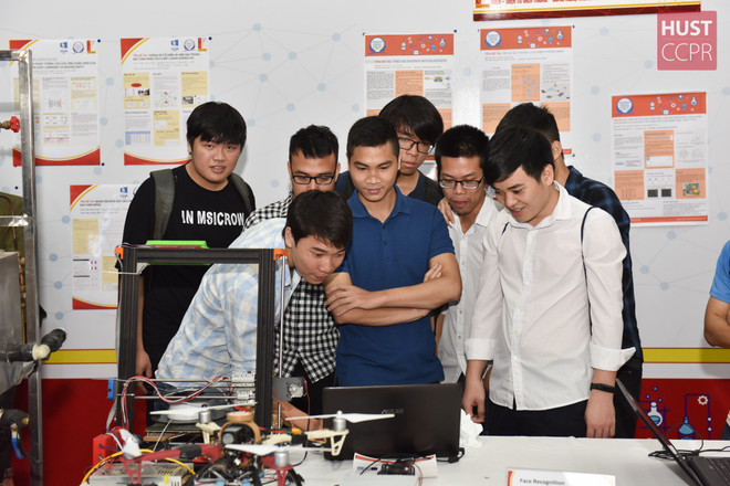 Sinh viên Đại học Bách khoa tìm hiểu các sản phẩm sáng tạo tại Triển lãm Sáng tạo trẻ Bách khoa 2019 (Ảnh: PV) Bách khoa Hà Nội lọt nhóm 200 đại học “tuổi vàng” tốt nhất thế giới ảnh 2