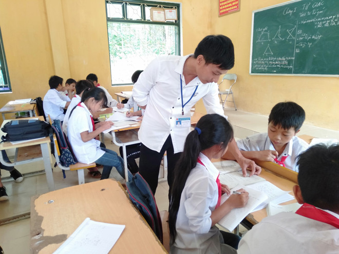 Thầy giáo trẻ hết lòng vì học sinh dân tộc thiểu số người Mông ảnh 1