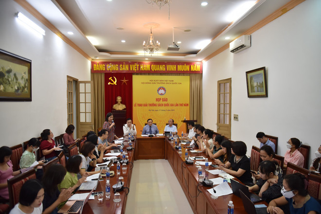 Quang cảnh buổi họp báo. (Ảnh: PV/Vietnam+) Giải thưởng Sách quốc gia lần thứ V: Nhiều sách tái bản lọt vào đề cử ảnh 1