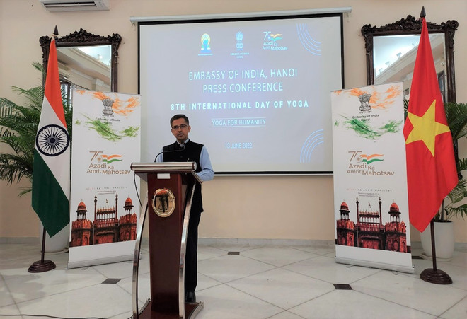 Ngày Quốc tế Yoga: Hàng nghìn người đồng diễn tại Vịnh Hạ Long ảnh 1