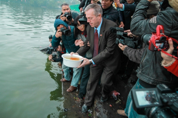 Đại sứ Hoa Kỳ tại Việt Nam thả cá tiễn chân ông Công ông Táo ảnh 1