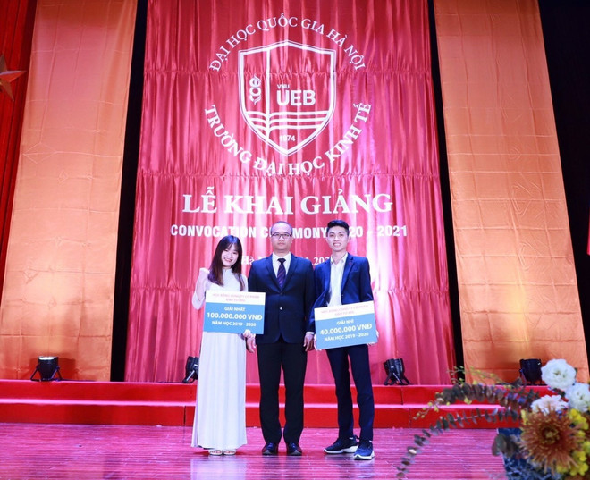 Thủ khoa ĐH Kinh tế: 'Cố gắng hết mình sẽ nhận phần thưởng xứng đáng' ảnh 2