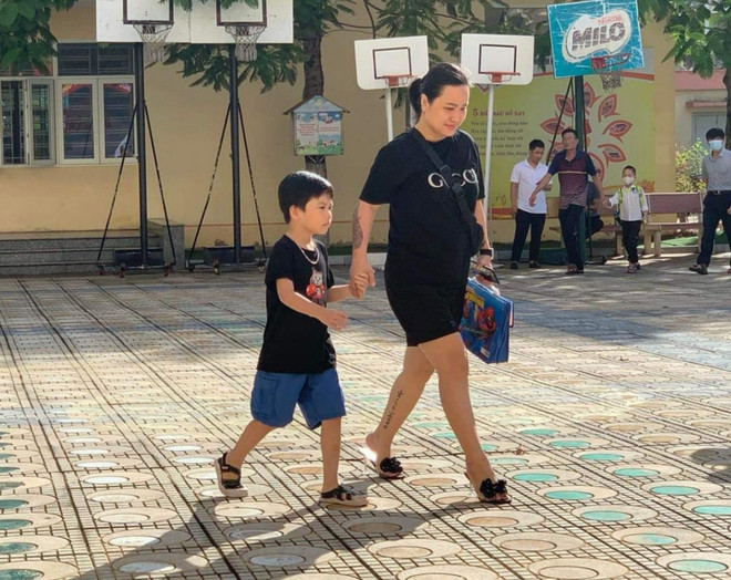 Hà Nội: Học sinh khối lớp 1 tựu trường, chuẩn bị cho năm học mới ảnh 2