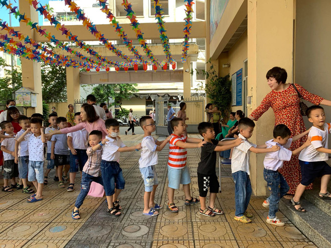 Hà Nội: Học sinh khối lớp 1 tựu trường, chuẩn bị cho năm học mới ảnh 1