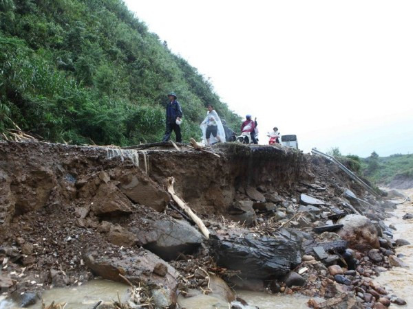 Xem xét đặc cách tốt nghiệp cho thí sinh không thể dự thi vì mưa lũ ảnh 1