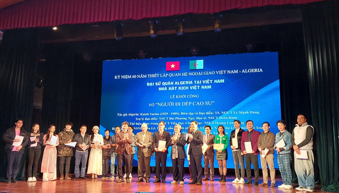 'Người đi dép cao su': Chân dung Bác Hồ trong kịch của tác giả Algeria ảnh 1