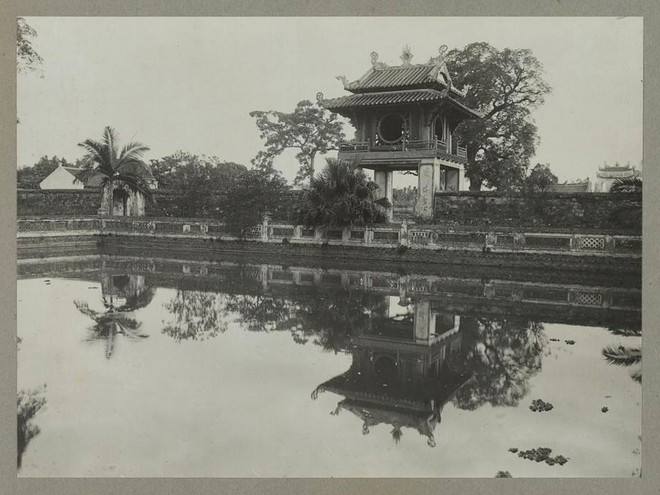Khuê Văn Các và Giếng Thiên Quang. (Ảnh tư liệu) Chuyện thú vị về sự hồi sinh của Di tích Văn Miếu giai đoạn 1898-1954 ảnh 8