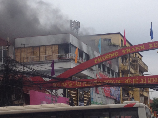 [Video] Đám cháy lớn tại cửa hàng bán đồ ăn nhanh ở Thanh Xuân ảnh 1