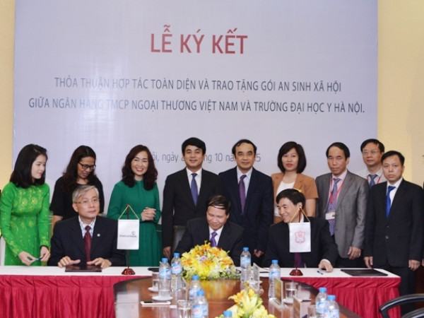 Tặng 2 tỷ đồng hỗ trợ học bổng, thiết bị cho Đại học Y Hà Nội ảnh 1