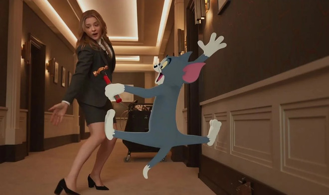 Nhân vật của Chloe Moretz và mèo Tom sẽ về một phe để đối đầu với chuột Jerry. (Ảnh chụp màn hình) Trở về tuổi thơ với Tom và Jerry, tái chiếu nhiều phim rạp giá rẻ ảnh 2