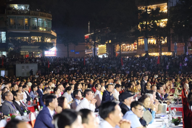 Hàng nghìn người hào hứng đón mừng Lễ kỷ niệm 120 năm du lịch Sa Pa ảnh 1