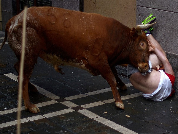Kinh hoàng cảnh bò tót đuổi húc người ở lễ hội San Fermin ảnh 4