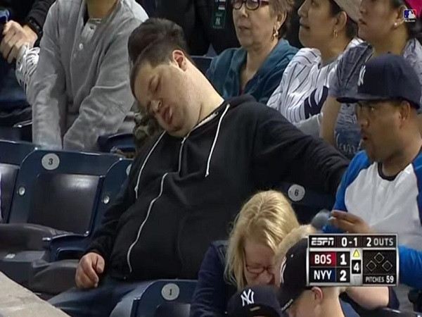 Cổ động viên "ngủ gật" kiện ESPN, đòi bồi thường 10 triệu USD ảnh 1