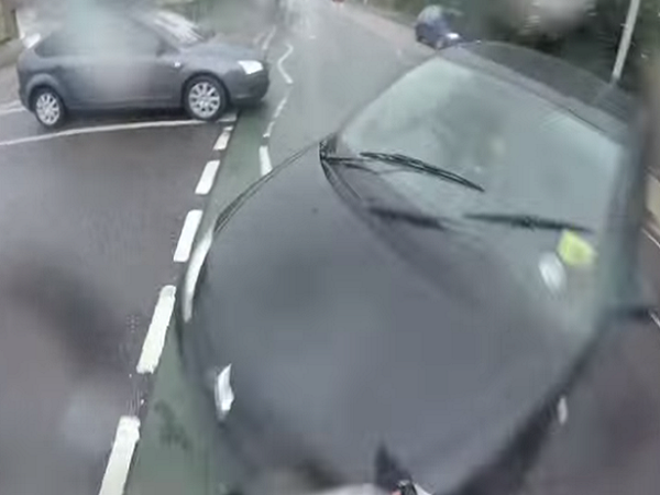Tay đua xe đạp thoát chết ngoạn mục dù tông mạnh vào ôtô ảnh 1