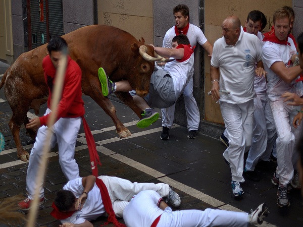 Kinh hoàng cảnh bò tót đuổi húc người ở lễ hội San Fermin ảnh 2