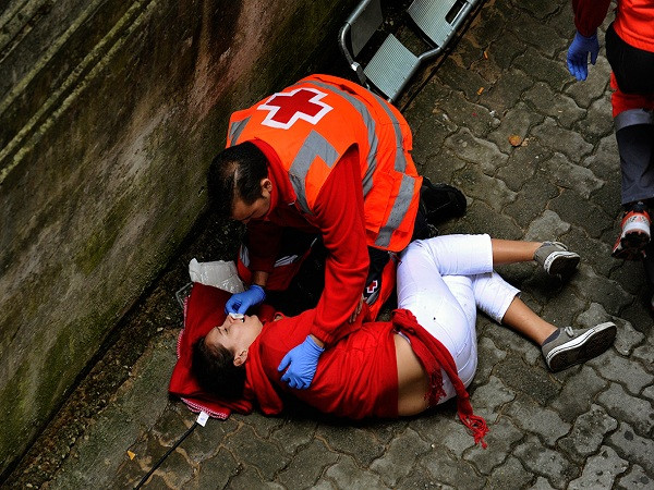 Kinh hoàng cảnh bò tót đuổi húc người ở lễ hội San Fermin ảnh 8