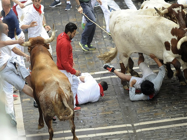 Kinh hoàng cảnh bò tót đuổi húc người ở lễ hội San Fermin ảnh 7