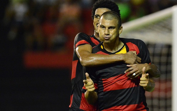 [Video] Siêu phẩm sút xa từ giữa sân ở giải vô địch Brazil ảnh 1