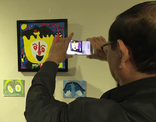 “Chạm” đến tâm hồn trẻ tự kỷ để mở ra những thế giới nghệ thuật ảnh 1