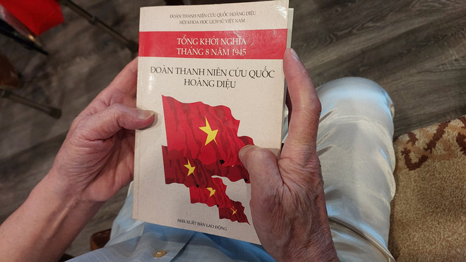 Kỷ niệm thanh xuân của ông được lưu giữ trong cuốn sách này. (Ảnh: Minh Thu/Vietnam+) Người thanh niên cứu quốc thành Hoàng Diệu và quyết tâm bảo vệ Thủ đô ảnh 3
