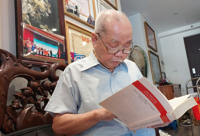 Nhà giáo Ưu tú Nguyễn Tiến Hà từng là thành viên Đoàn Thanh niên Cứu quốc Hoàng Diệu. (Ảnh: Minh Thu/Vietnam+) Người thanh niên cứu quốc thành Hoàng Diệu và quyết tâm bảo vệ Thủ đô ảnh 1