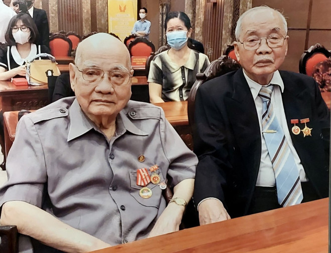 Hai anh em ông Nguyễn Tiến Hà (tức Nguyễn Hữu Tự) và Tạ Quang Chiến (tức Nguyễn Hữu Văn). (Ảnh: NVCC) Người thanh niên cứu quốc thành Hoàng Diệu và quyết tâm bảo vệ Thủ đô ảnh 2