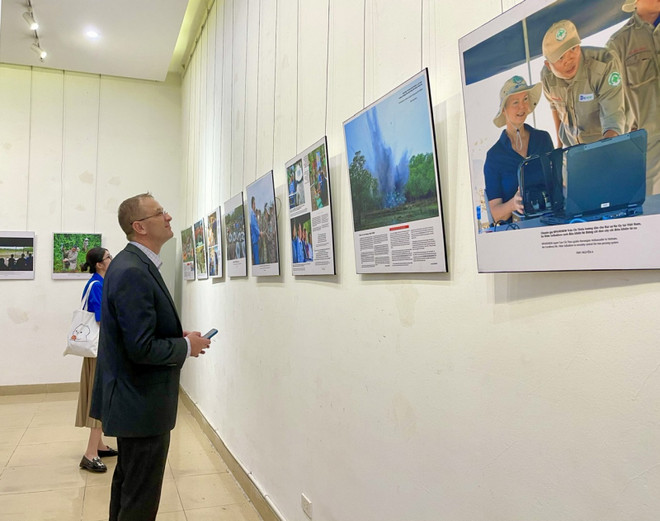 Biệt đội nữ hàn gắn những 'vết sẹo' chiến tranh ở vùng 'đất lửa' ảnh 3