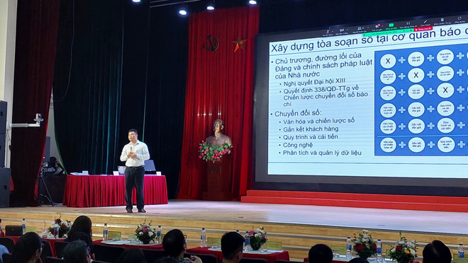 Tiến sỹ Trần Quang Diệu trình bày tại hội thảo. (Ảnh: Minh Thu/Vietnam+) Xây dựng 'Tòa soạn Số' để thay đổi toàn diện bộ mặt hệ thống báo chí ảnh 4
