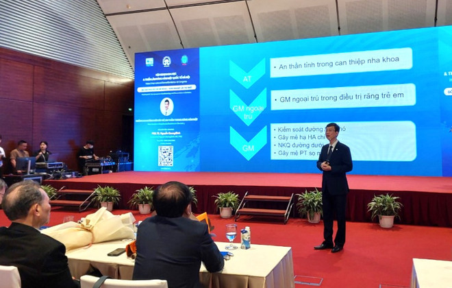 Phó Giáo sư-Tiến sỹ Nguyễn Quang Bình, Phó Giám đốc Bệnh viện Răng Hàm Mặt Trung ương Hà Nội chia sẻ về phương pháp 'an thần tỉnh.' (Ảnh: PV/Vietnam+) nhakhoa0.jpg