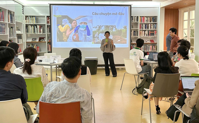Nhà báo Nhung Nguyễn chia sẻ tại hội thảo. (Ảnh: PV/Vietnam+) baochi1.jpg