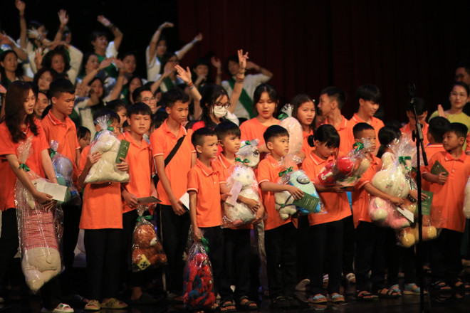 Gió Xanh luôn dành hàng trăm ghế trong hòa nhạc để tặng những khách mời đặc biệt: Các em thanh thiếu niên có hoàn cảnh khó khăn, đến từ các trung tâm bảo trợ xã hội. (Ảnh: BTC) IMG_0741.JPG