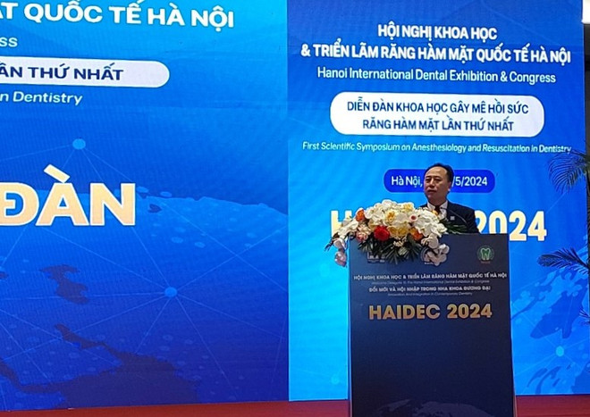 Phó Giáo sư-Tiến sỹ Trần Cao Bính, Giám đốc Bệnh viện Răng Hàm Mặt Trung ương Hà Nội, Chủ tịch Hội Răng Hàm Mặt Việt Nam phát biểu tại diễn đàn. (Ảnh: PV/Vietnam+) nhakhoa2.jpg