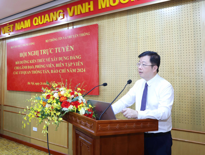 Thứ trưởng Bộ Thông tin và Truyền thông Nguyễn Thanh Lâm trao đổi về chuyên đề "Bảo vệ nền tảng tư tưởng của Đảng, đấu tranh bóc gỡ thông tin xấu độc trên không gian mạng." (Ảnh: Phương Hoa/TTXVN) vna_potal_boi_duong_kien_thuc_xay_dung_dang_cho_cac_co_quan_thong_tan_bao_chi_nam_2024_7449321.jpg