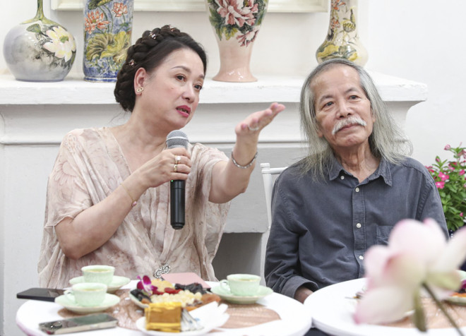Họa sỹ Lương Xuân Đoàn (phải) trong cuộc mạn đàm. (Ảnh: PV/Vietnam+) STUG9139.jpg