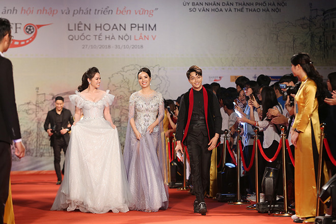 Dàn sao sải bước trên thảm đỏ trong Liên hoan Phim quốc tế Hà Nội lần V. (Ảnh: Báo Thể thao và Văn hóa) Hé lộ nhiều thông tin mới về Liên hoan Phim quốc tế Hà Nội 2022 ảnh 1