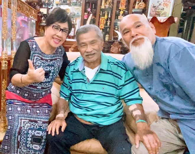 (Từ trái sang) Nghệ sỹ Lệ Thủy đến thăm võ sư-nghệ sỹ Lý Huỳnh đầu năm 2020 cùng nghệ sỹ Thành Chiến. (Ảnh: Nghệ sỹ Lệ Thủy) Nghệ sỹ nhân dân-võ sư Lý Huỳnh qua đời ở tuổi 78 ảnh 1