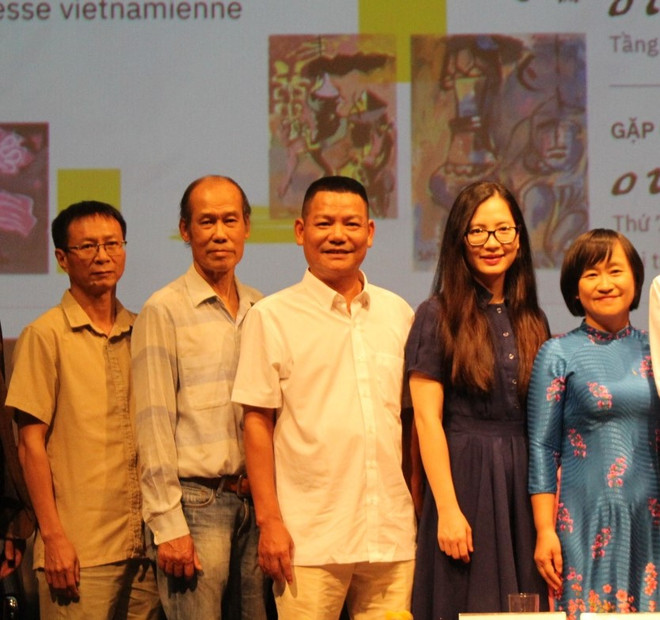 Nhà nghiên cứu văn hóa Trần Đình Tuấn (giữa). (Ảnh: Minh Anh/Vietnam+) 200 năm ngày mất Nguyễn Du: Những con số 'biết nói' trong Truyện Kiều ảnh 2
