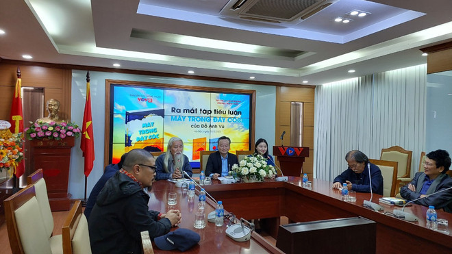 'Mây trong đáy cốc': Góc nhìn mới mẻ về những 'tượng đài' thi ca ảnh 1