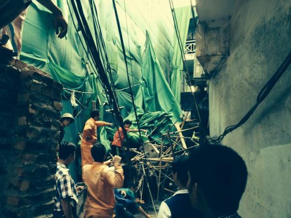 Hà Nội: Giàn giáo công trình nhà cao tầng đổ sập vào nhà dân ảnh 1